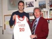 La maglia n. 20 della squadra di basket del CUS Bologna consegnata per sempre a Matteo Tassinari