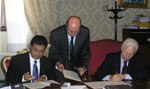 Pier Ugo Calzolari e Mohd Zulkifli alla firma degli accordi