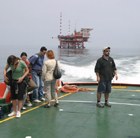 Gli studenti durante la visita alla piattaforma off-shore di Eni