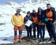 Rilevamento geologico sulle Dolomiti, con neve