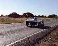 Tremila chilometri attraverso l'Australia: Emilia 3, l'auto solare targata Unibo, è arrivata al traguardo di Adelaide