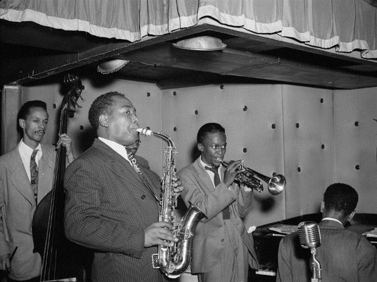In foto da sinistra: Tommy Potter, Charlie Parker, Miles Davis e Duke Jordan, New York, circa 1945