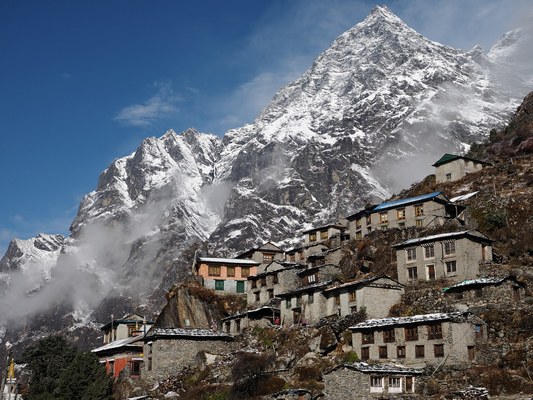 Il villaggio di Beding (3700 m) alle pendici del monte Gaurishankar (7134 m)