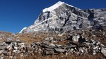 Resti di abitazioni Sherpa presso il villaggio abbandonato di Bomdok nell'alta Rolwaling Valley (4900 m) (Foto di Marco Sazzini)