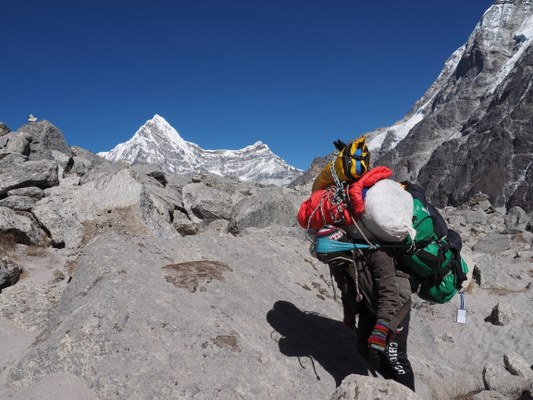 Portatore impegnato nella salita del ghiacciao Trakarding (5200 m) lungo il percorso che congiunge la Rolwaling Valley alla valle del Khumbu (Everest) (Foto di Marco Sazzini)