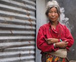 Donna di etnia Tamang che indossa i tradizionali gioielli (Foto di Marco Sazzini)