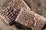 6. Due tavolette con incisioni in scrittura cuneiforme del VII secolo a.C. che testimoniano il prestito di 20 chili di argento secondo la “mina di Karkemish”.