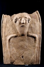 7. Sarcofago in terracotta con una decorazione antropoide (V secolo a.C.)