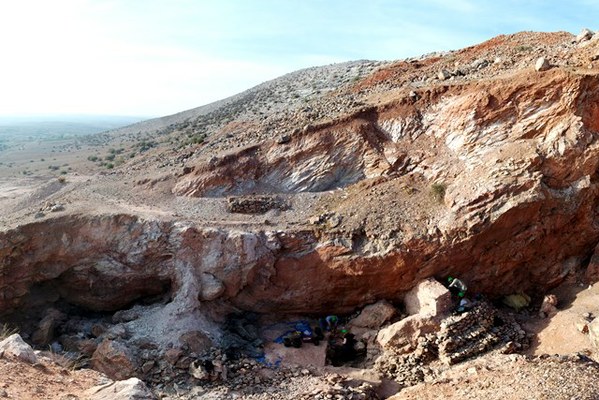 Vista del lato sud del sito di Jebel Irhoud. Quando era abitata dai primi Homo sapiens era presente una grotta, ma la copertura di roccia originaria è stata rimossa nel corso dei primi scavi negli anni '60. Credit: Shannon McPherron, MPI EVA Leipzig, License: CC-BY-SA 2.0.