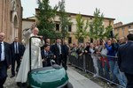 Papa Francesco attraversa Piazza San Domenico  (Foto Schiassi)