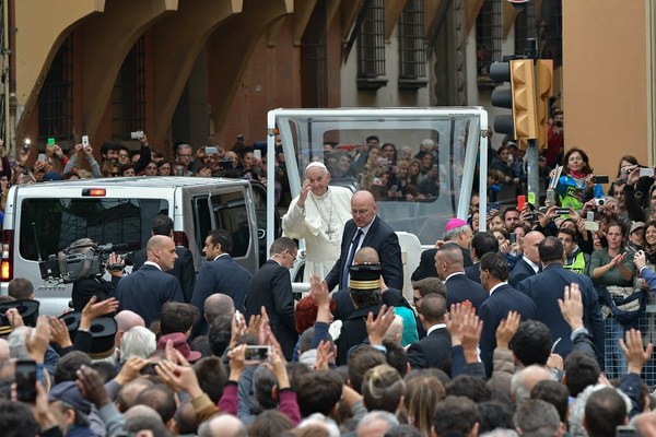 Papa Francesco lascia Piazza San Domenico (Foto Schiassi)