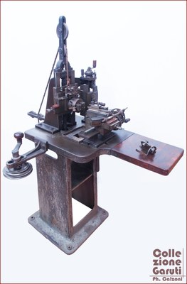 Ghiglioscè. Strumento da incisione noto come “Ghiglioscè” o “macchina per arabeschi”, risalente alla metà del XIX secolo, produttore: Augehsteh & Stahl – Germania.