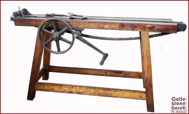 Tirafili. Argano tirafili in legno, ghisa e catena d'acciaio usato per trafilare fili in misure non ottenibili con la sola forza delle braccia, datato all’inizio XX secolo.
