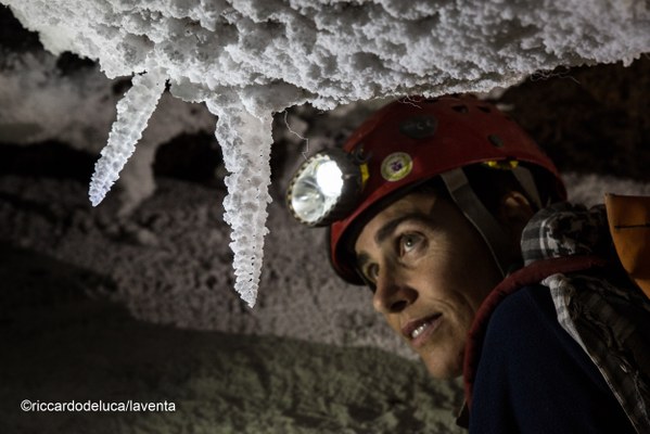 Fragili stalattiti cristalline di sale - Foto Riccardo De Luca, La Venta Esplorazioni Geografiche