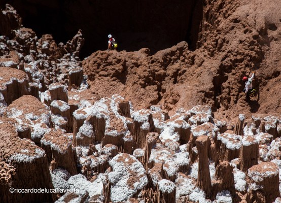 Spesso le grotte si aprono con voragini in mezzo ai pinnacoli di sale - Foto Riccardo De Luca, La Venta Esplorazioni Geografiche