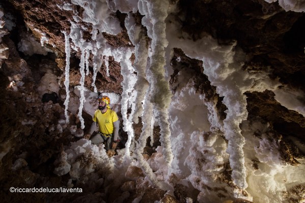 Le bizzare forme bianchissime di concrezionamento nella Cueva Cressi sono formate da sale puro - Foto Riccardo De Luca, La Venta Esplorazioni Geografiche