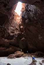Il grande pozzo di 60 metri nella Cueva Cressi, con alla base un laghetto di sale, ora coperto da una crosta bianca - Foto Riccardo De Luca, La Venta Esplorazioni Geografiche