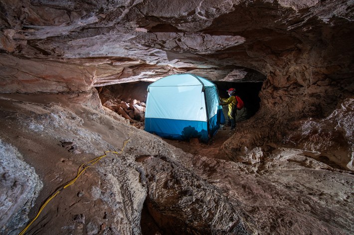 The laboratory set up inside the Imawarì Yeutà cave (Photo: Vittorio Crobu – La Venta)