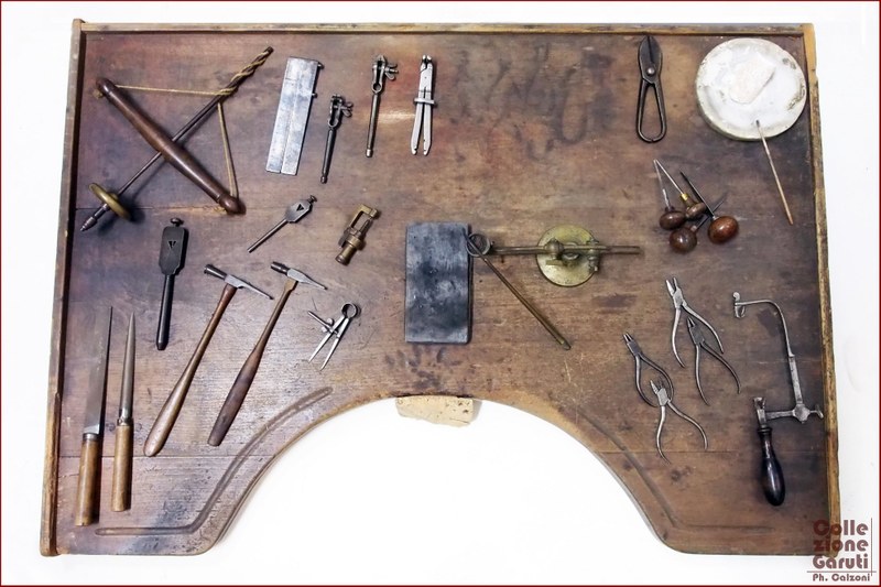 Antico Banco da Orafo. Parte superiore di un banco da orafo rinvenuto in uno scantinato a Venezia. La parte inferiore del banco è stata, con ogni probabilità, ripetutamente sommersa dall'acqua di mare presentandosi, al momento del rinvenimento, del tutto irrecuperabile. Produzione artigianale – Italia.