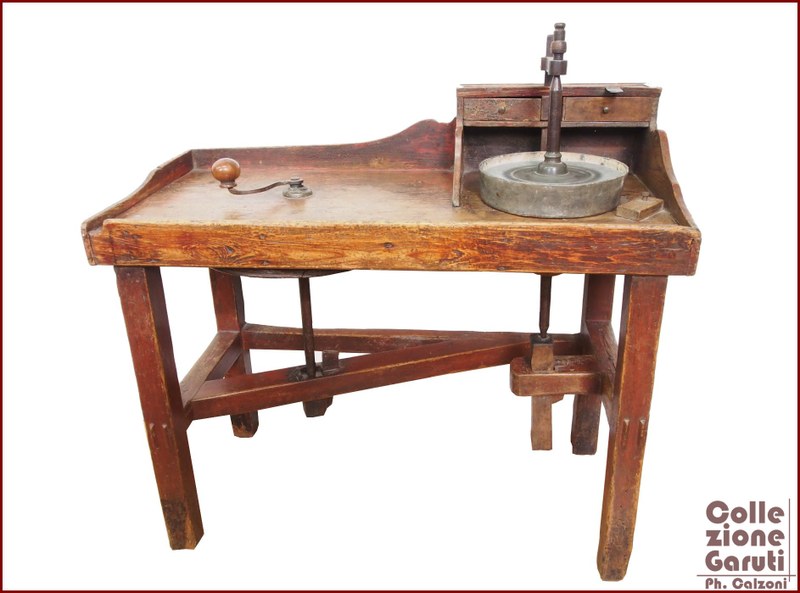 Banco per lapidare. Antico esemplare di banco per lapidare a manovella del XVIII secolo, di pregevole fattura, che conserva ancora tracce di laccatura del legno, una finitura tipica di questo secolo, proveniente da Anversa – Belgio.