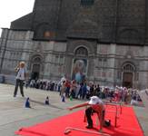 La carica dei quattrocento bambini in piazza Maggiore