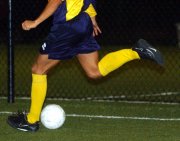 Un calciatore durante i campionati nazionali di calcio universitario