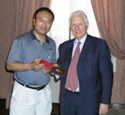 Il Rettore assieme a Cao Xuzhong il direttore della troupe cinese