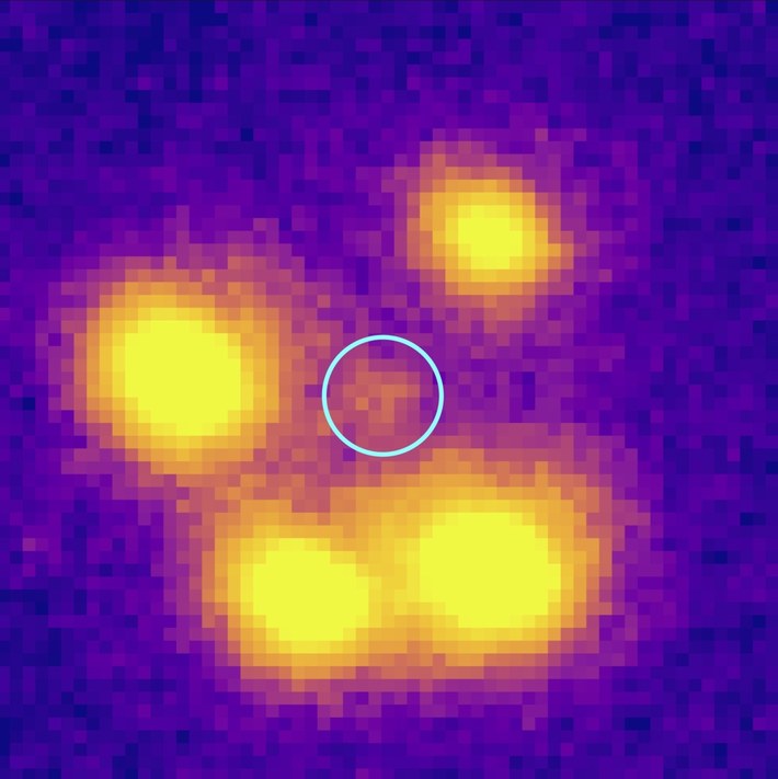 La "croce di Einstein" con al centro la galassia J1453g (Immagine: Quirino D’Amato)