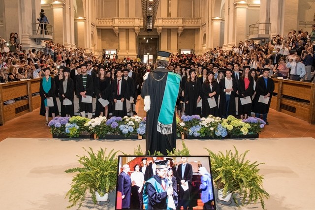 Il Rettore Francesco Ubertini nel momento di proclamazione dei Dottori di Ricerca Unibo (Foto di Schiassi)