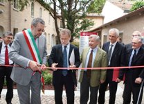 Il momento del taglio del nastro