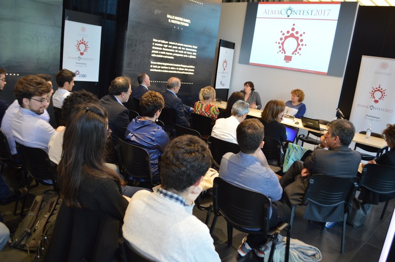 Giulia Zamagni, Direttrice del CUBO Unipol, e Paola Salomoni, prorettrice alle Tecnologie Digitali di UniBo e presidente di AlmaContest2017 aprono la finale della competizione