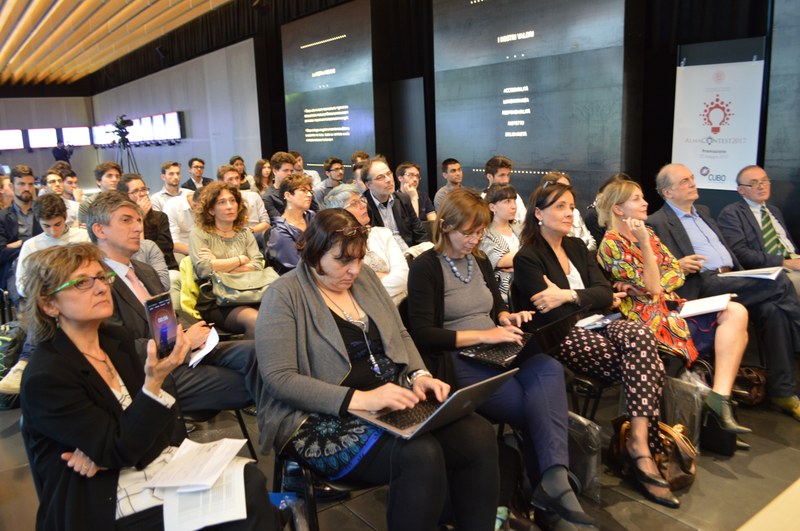 Partecipanti, giuria e organizzazione AlmaContest con i membri della governance UniBo