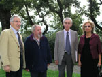Carla Faralli, Stefano Rodotà e Giovanni Romeo nel cortile dell'Eremo di Ronzano assieme al Padre Priore della Comunità di Ronzano dell'Ordine dei Servi di Maria.