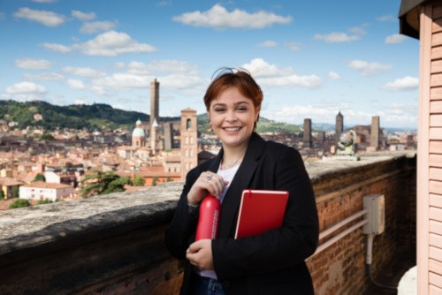 la mia alma mater, ragazza e vista su Bologna