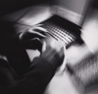 Al lavoro di fronte a un portatile