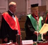 Un momento della cerimonia di conferimento della laurea a Kary Mullis