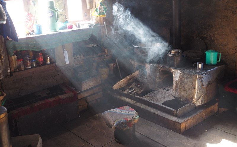 Focolare di un abitazione Sherpa nel villaggio di Beding (Foto di Marco Sazzini)