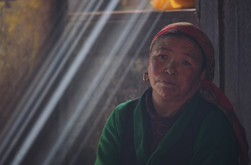 Donna di etnia Sherpa presso il monastero di Beding (Foto di Marco Sazzini)