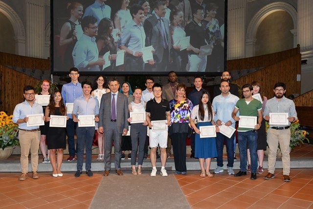 Il gruppo di studenti meritevoli non comunitari - Foto Schiassi