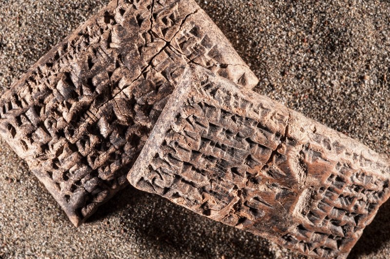 6. Due tavolette con incisioni in scrittura cuneiforme del VII secolo a.C. che testimoniano il prestito di 20 chili di argento secondo la “mina di Karkemish”.