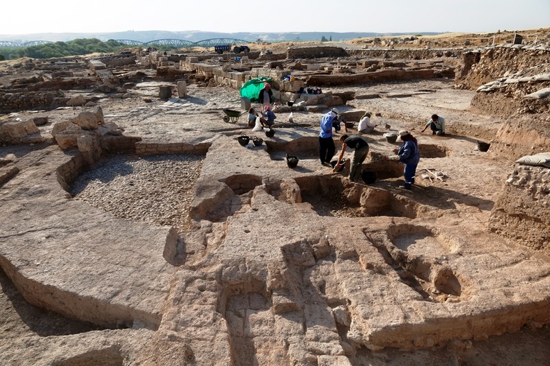 2. In un'area degli scavi sta venendo alla luce un antico silos utilizzato per conservare i cereali. Risale al periodo successivo alla caduta dell’impero ittita (1100 a.C.)