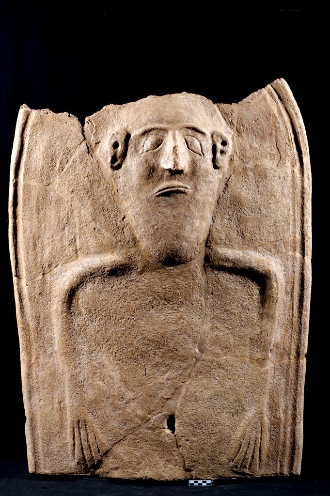 7. Sarcofago in terracotta con una decorazione antropoide (V secolo a.C.)