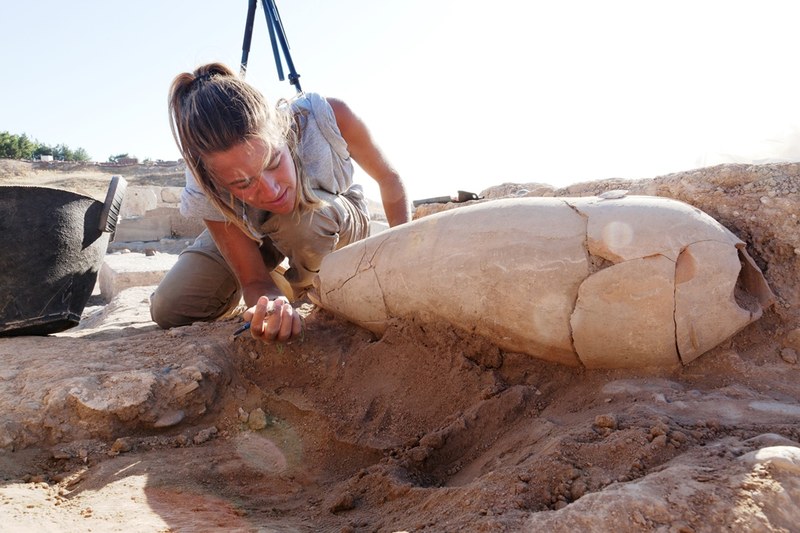 5. Operazioni di scavo attorno ad un'anfora del periodo neoassiro (VII secolo a.C.)