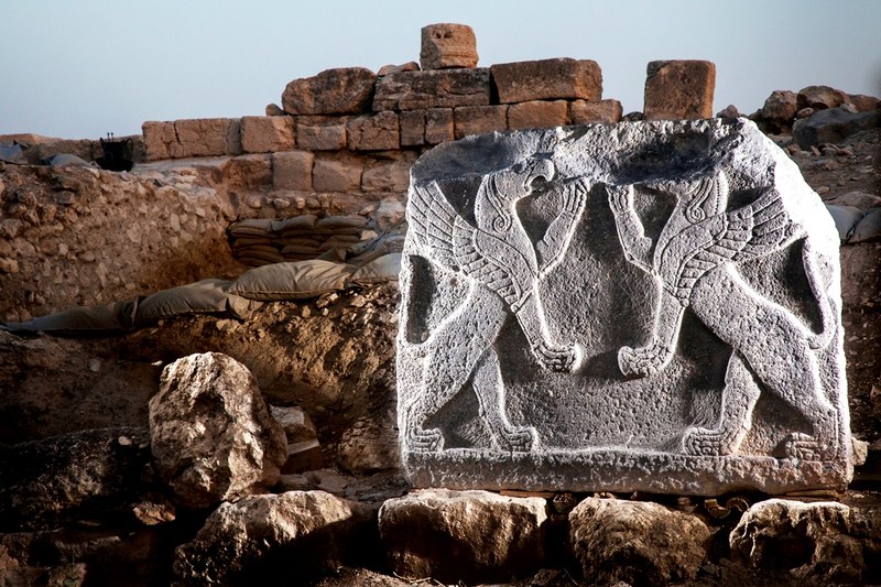 1. Tra le scoperte fatte nella spedizione di quest'anno, gli archeologi hanno ritrovato una lastra di basalto decorata con due grifoni rampanti. Risale alla fine del X secolo a.C., durante il regno di Katuwa.