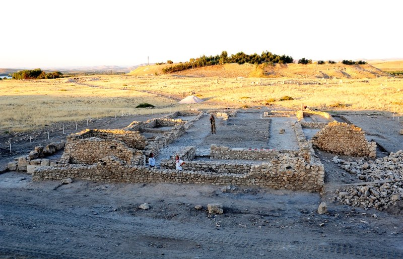 9. I resti della casa di scavo utilizzata dalla squadra di T.E. Lawrence (che sarebbe diventato noto come Lawrence d'Arabia) durante la prima campagna di scavo promossa dal British Museum tra il 1912 e il 1920. Sullo sfondo l'acropoli di Karkemish.