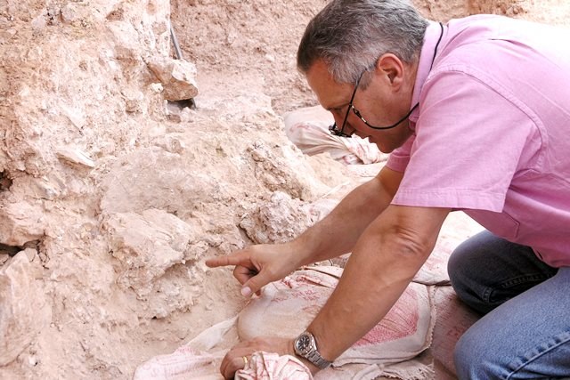 Jean-Jacques Hublin del del Max Planck Institute for Evolutionary Anthropology di Lipsia nel momento in cui è stato rinvenuto il primo nuovo fossile a Jebel Irhoud. Credit: Shannon McPherron, MPI EVA Leipzig, License: CC-BY-SA 2.0.