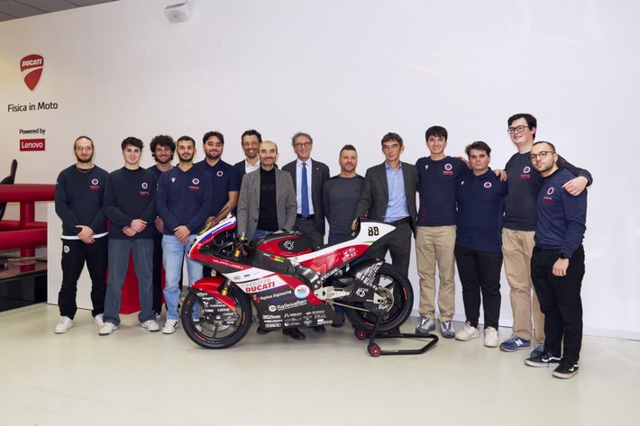 Il team UniBo Motorsport con il prototipo di moto elettrica Vega#88