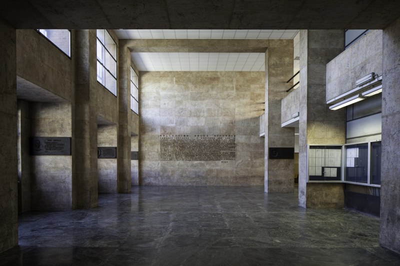 Atrio dell'ex Facoltà di Ingegneria , progetto di Giuseppe Vaccaro (Foto: Oscar Ferrari)