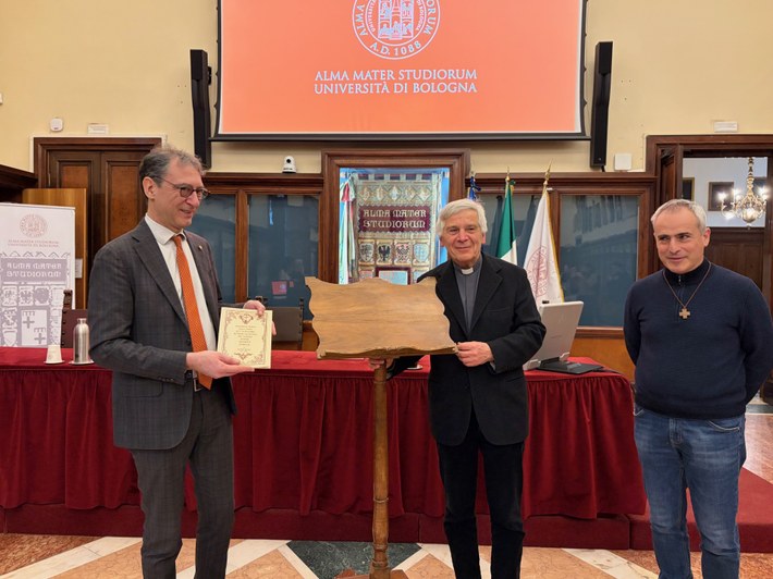 Il rettore Giovanni Molari consegna il leggio a Monsignor Ottani