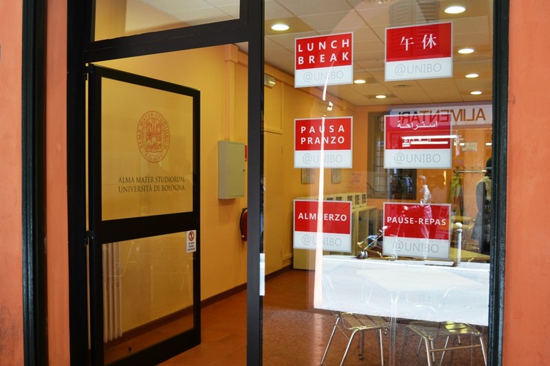 La pausa pranzo in via Petroni con il punto ristoro Unibo